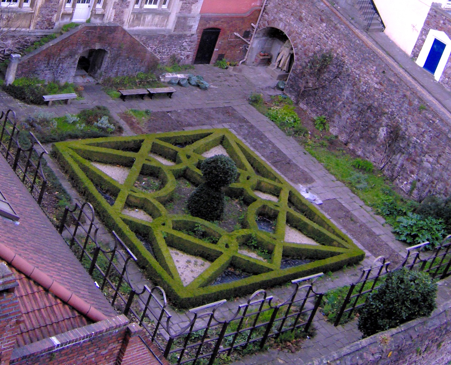 File:Knot garden in Bristol England.JPG - The Work of God's Children